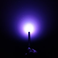 Baguette produisant un halo de lumière blanche.